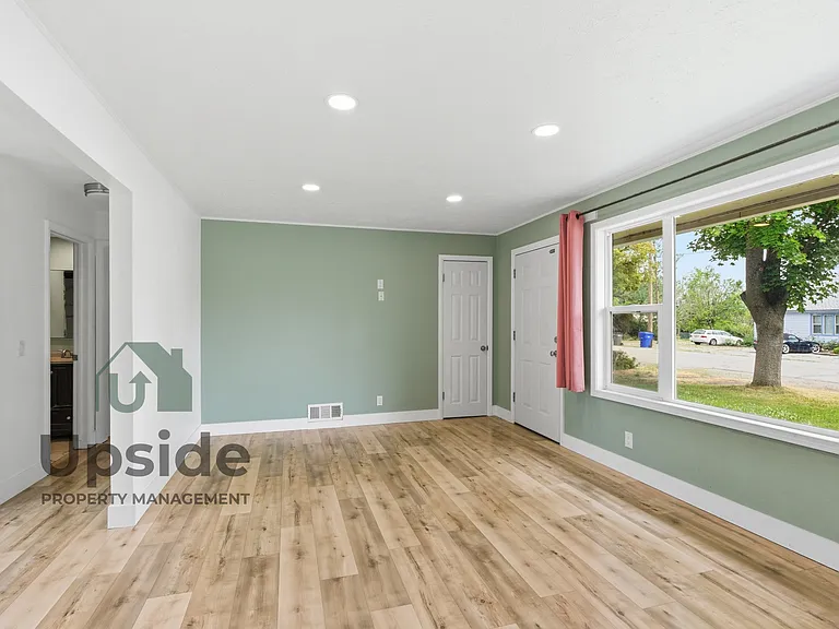 8719 E Valleyway Ave — Photo 2