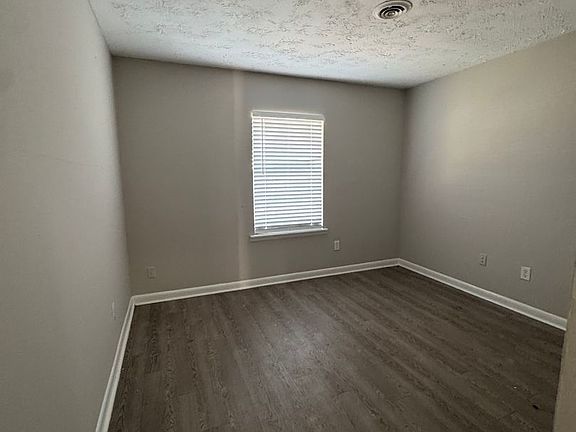 5th image of 208 Watson St