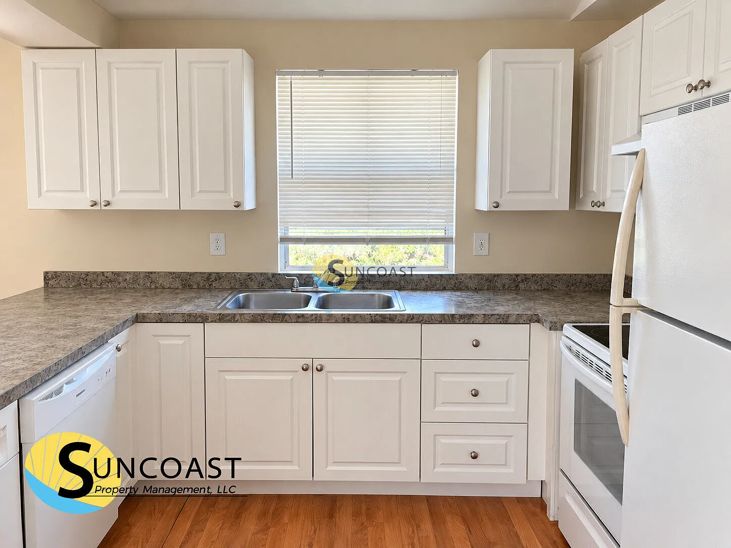 3 Bedroom 2 Bathroom with Great Yard! — Photo 4