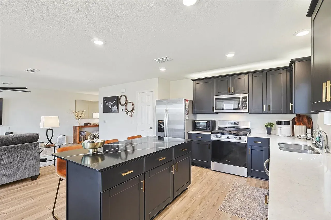 4 bed, 2415 sqft, $2,600 — Photo 2