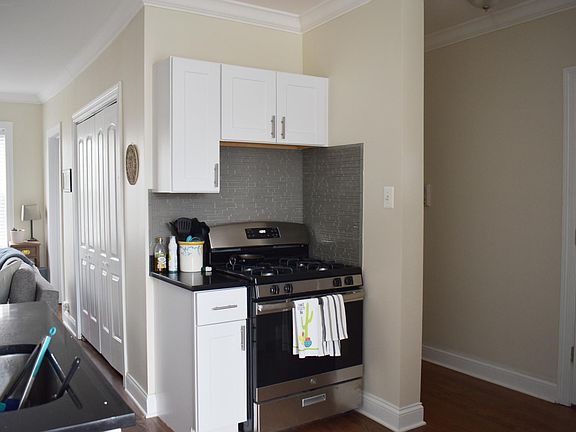 5th image of 3819 N Greenview Ave #3