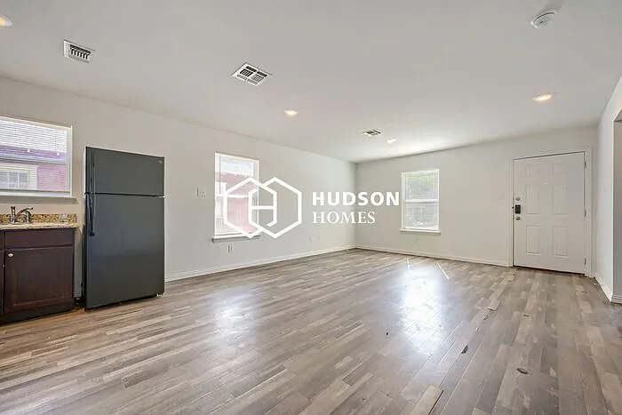 3 bed, 2.0 bath, 909 sqft, $1,149 — Photo 4