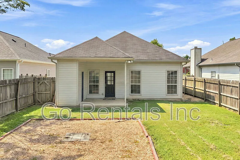 3 bed, 2.0 bath, 1267 sqft, $1,800 — Photo 3