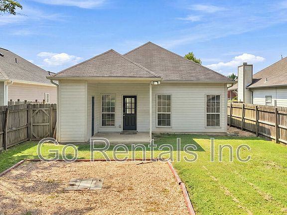 3rd image of 975 McAllister Dr