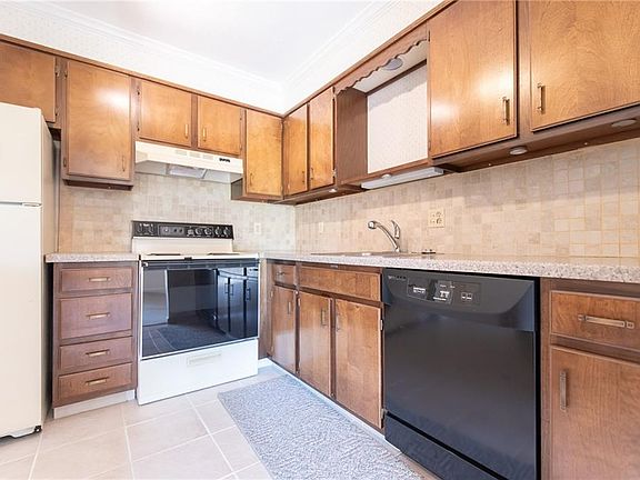 2nd image of 196 Old River Rd APT 5-B