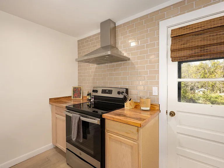 435 Reems Creek Rd — Photo 25