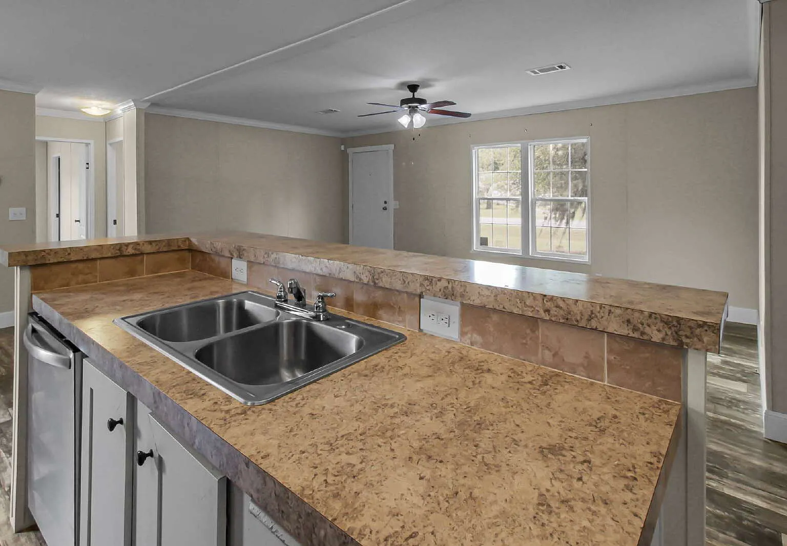 3 bed, 2.0 bath, 1344 sqft, $1,550 — Photo 3