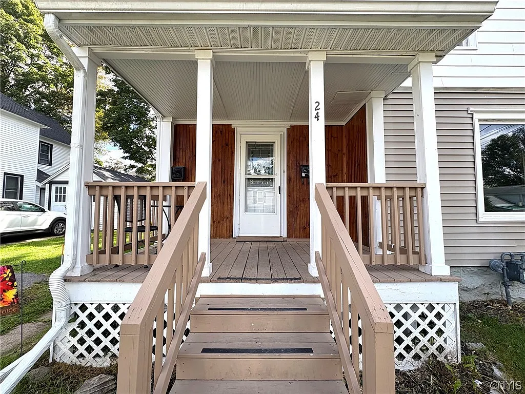 2 bed, 1.0 bath, 1496 sqft, $1,100 — Photo 2