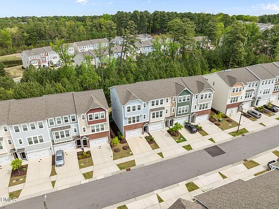 3rd image of 1039 Commack Dr
