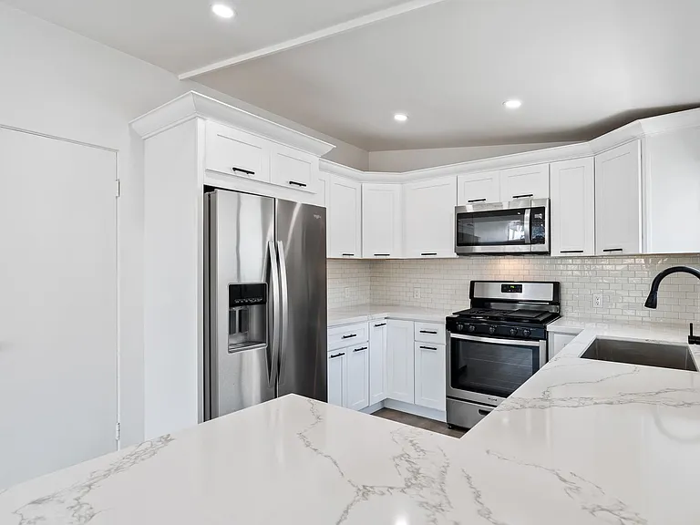 3201-3211 N Bayside Dr — Photo 3