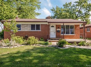 21719 Bon Brae St, Saint Clair Shores, MI 48081