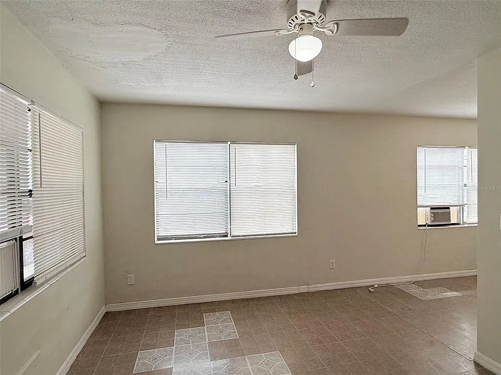 Studio, 1.0 bath, 350 sqft, $895 — Photo 2