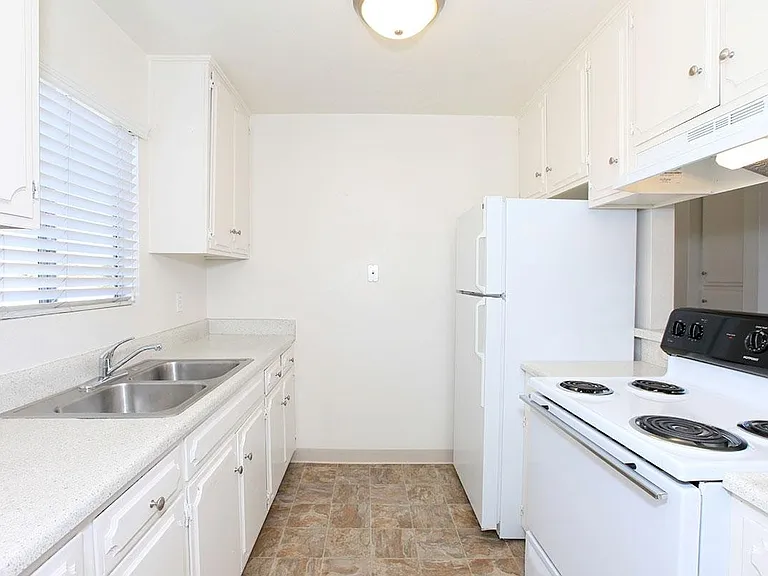 Sandalwood Apartments — Photo 51