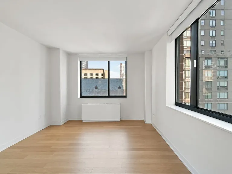 Columbus Cir #N12F — Photo 8