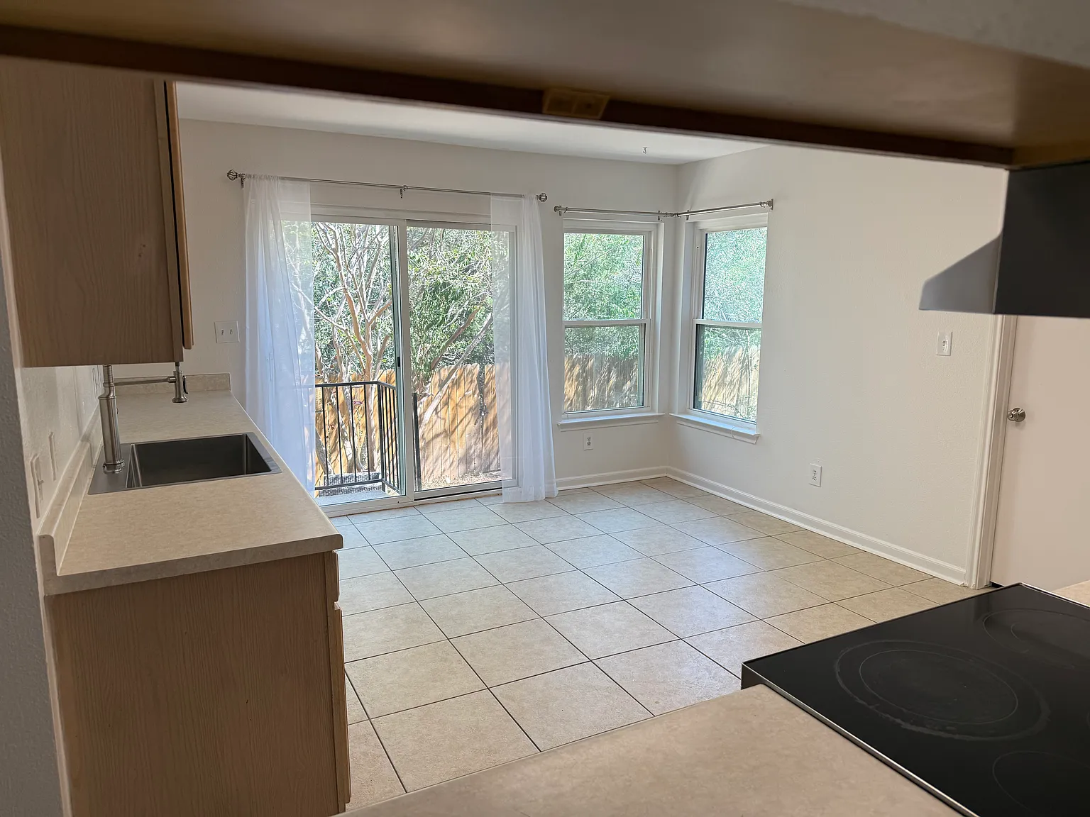 3 bed, 2.5 bath, 2136 sqft, $2,800 — Photo 3