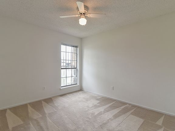 5th image of 821 Simon Dr