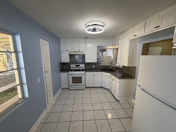 2nd image of 537 W Mariposa St