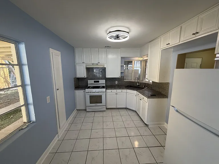 537 W Mariposa St — Photo 2