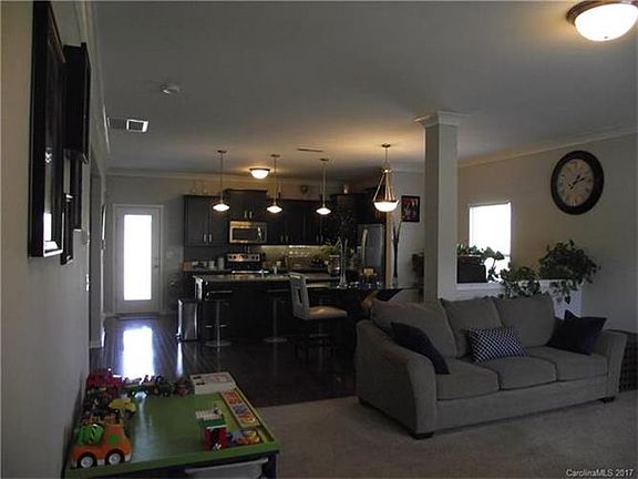 2nd image of 1143 Valley St