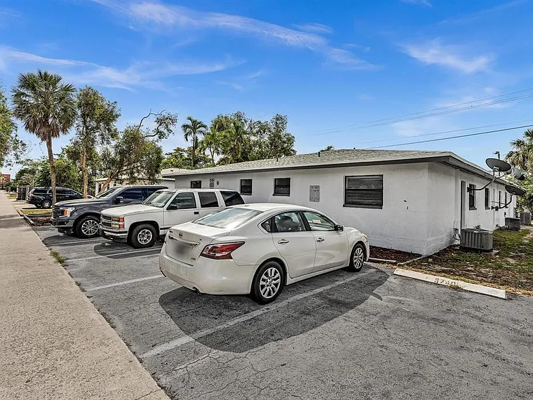 5748 NW 27th Ct — Photo 5