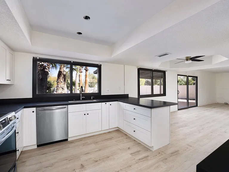 1441 N El Camino Dr — Photo 7