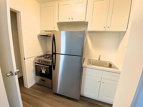 3rd image of 30 S Venice Blvd #4