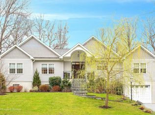 153 Wood Hollow Ln, New Rochelle, NY 10804