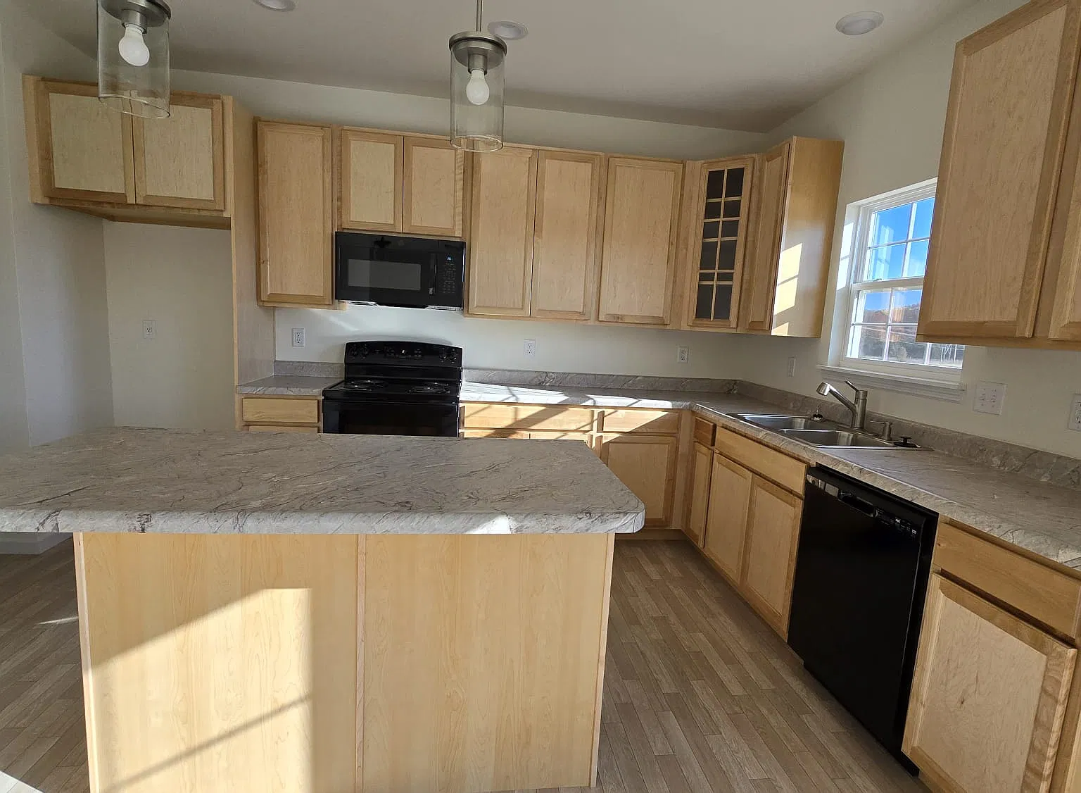 4 bed, 2.5 bath, 2800 sqft, $3,200 — Photo 2