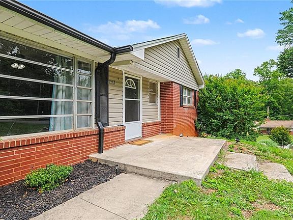 3rd image of 1263 Marlborough Ln