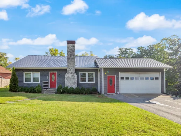 703 W College St, Dickson, TN 37055