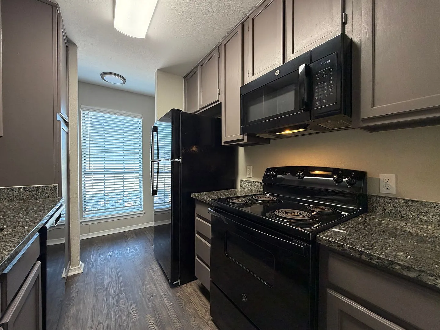Available Now 2 Bedroom 1.5 Bath Townhome In Sw Fort Worth — Photo 2