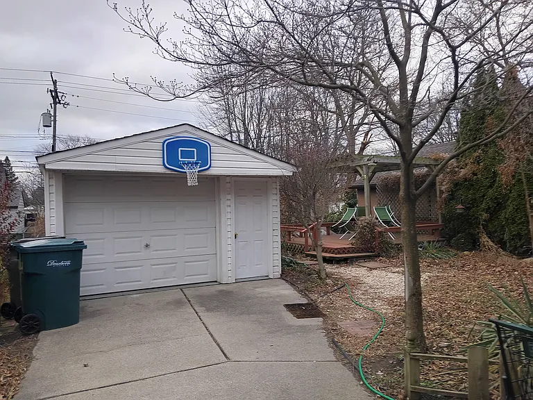 1649 Hollywood St — Photo 32