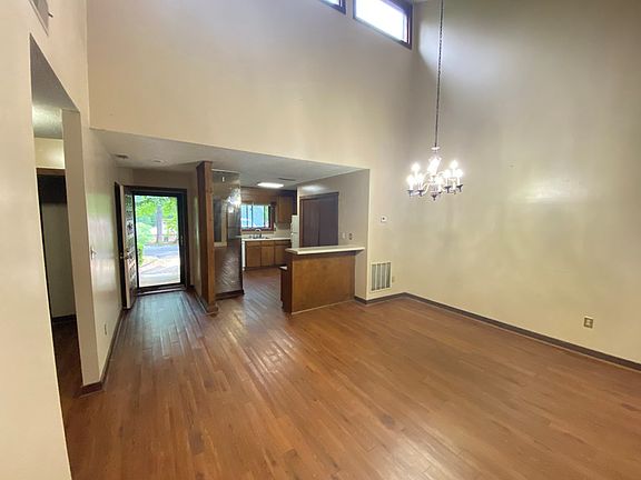 4th image of 219 Rock Knoll Dr