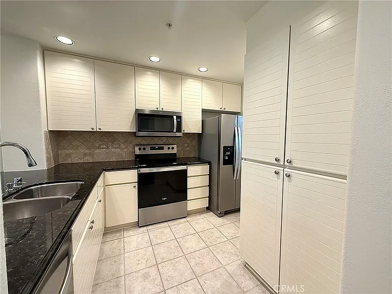 2243 Martin #110 — Photo 11