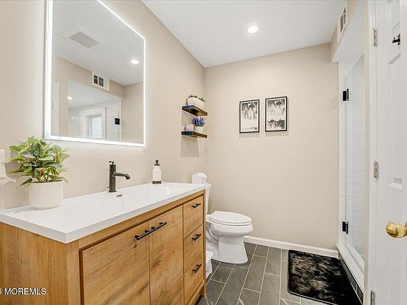4th image of 537 Roxbury Road