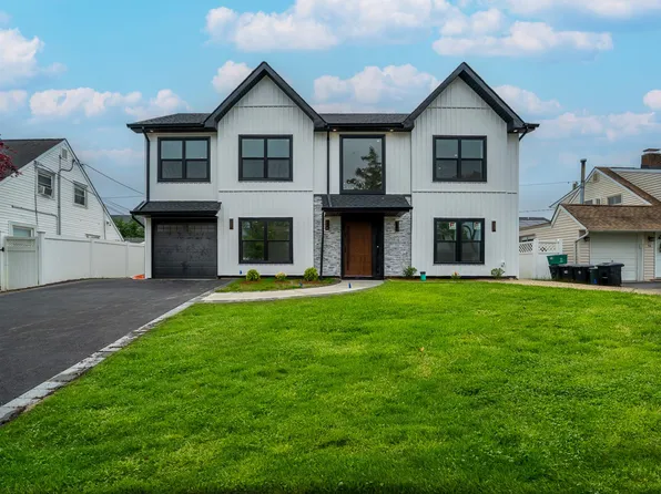 76 Woodcock Lane, Levittown, NY 11756