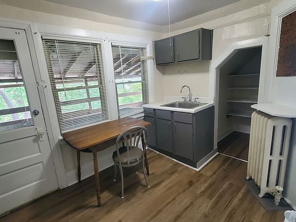 5th image of 523 E Buffalo St APT 6