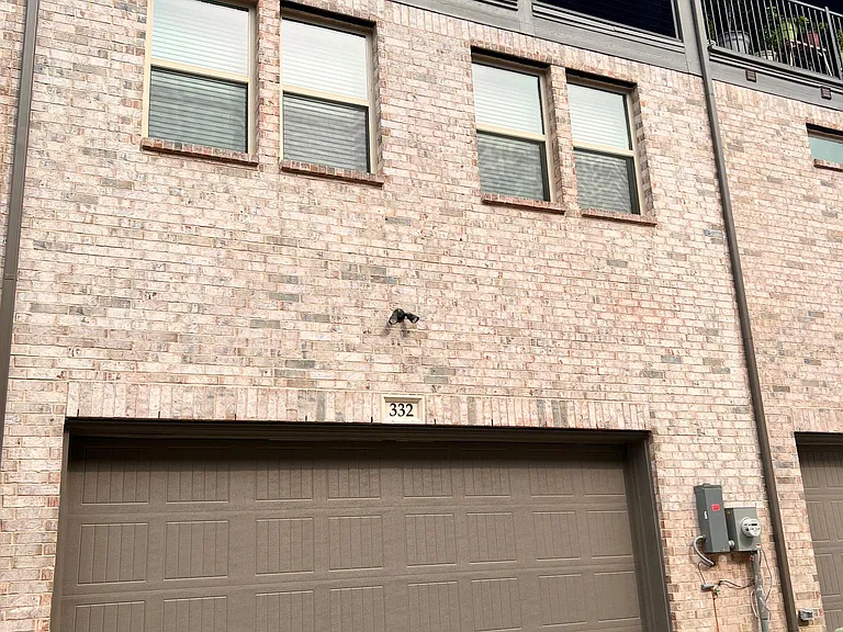 332 Blackthorne Dr — Photo 1