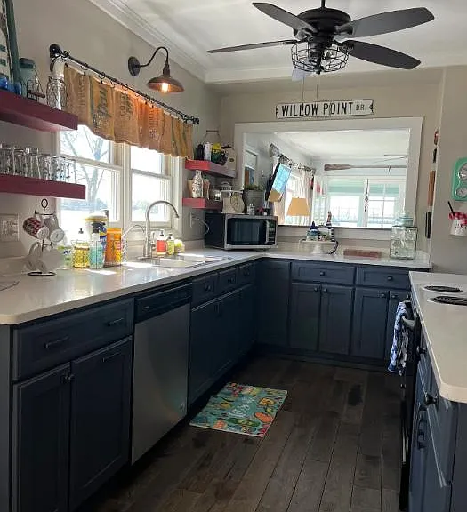 Newly upgraded kitchen, brand new counter tops and appliances.