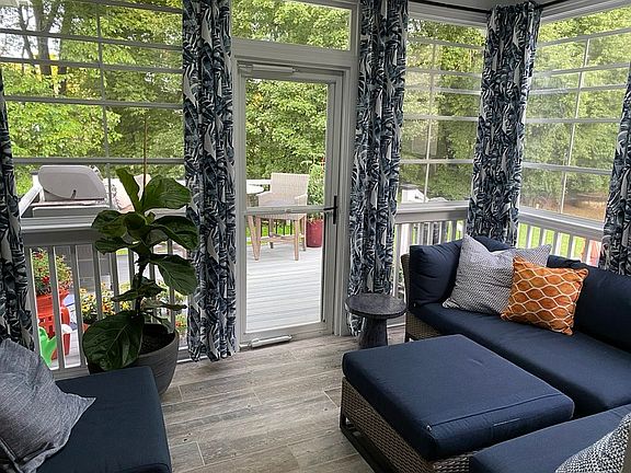 Tiled porch w/ EZ breeze