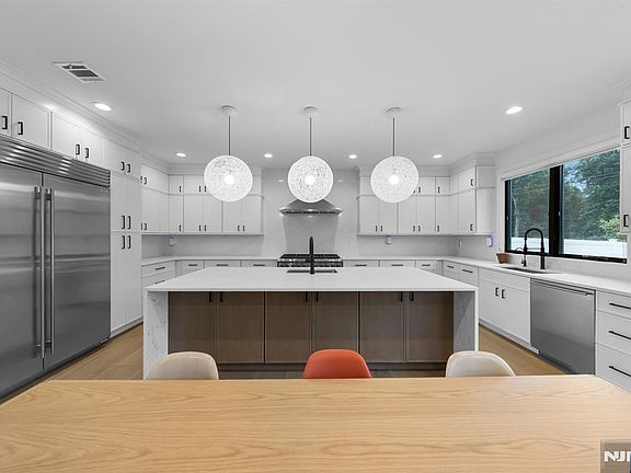 5th image of 4 Wedgehill Ln