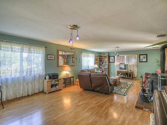 4th image of 3970 Evergreen Ave