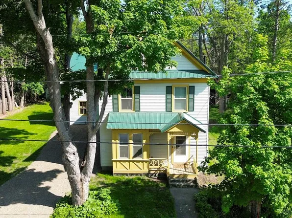 12 Park Avenue, Newport, ME 04953