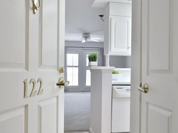 5935 N High St #122, Worthington, OH 43085