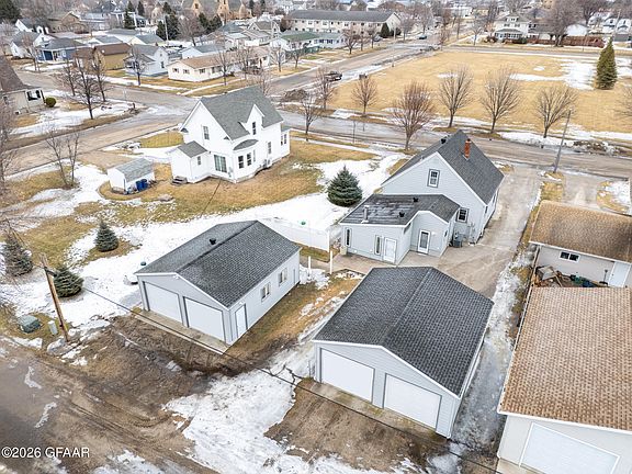 3rd image of 212 Hougen St S