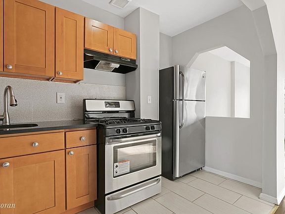5th image of 925A Gates Ave #3
