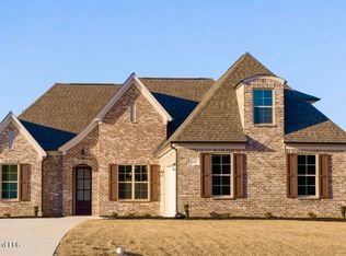 102 Taylor Ridge Dr, Senatobia, MS 38668