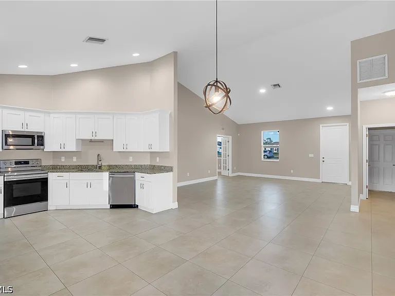 1133 SW Trafalgar Pkwy — Photo 5