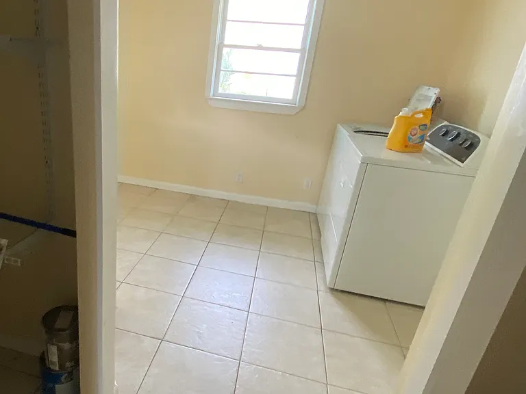 521 Mobile Ave — Photo 4