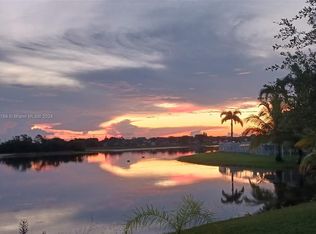 1304 Windsor Ln, Weston, FL 33327